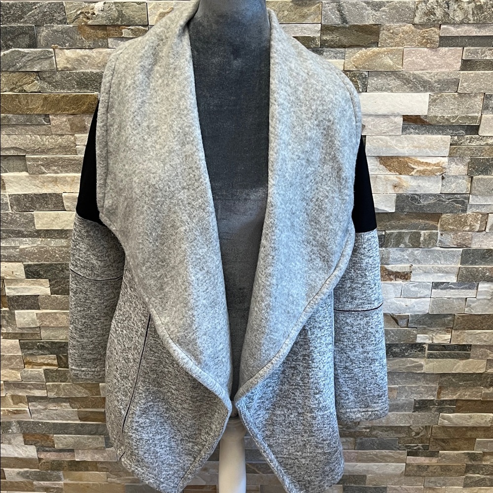 Chic Women's Gray and Black Cardigan